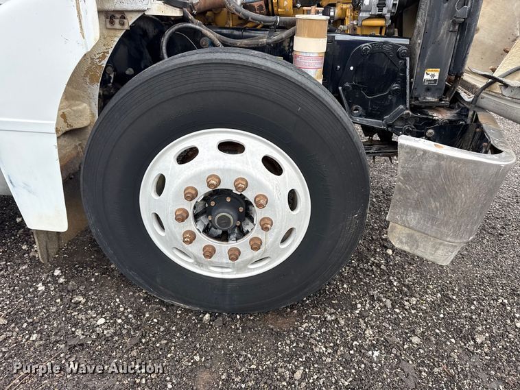 image for item EG8942 2003 Peterbilt 385 semi truck