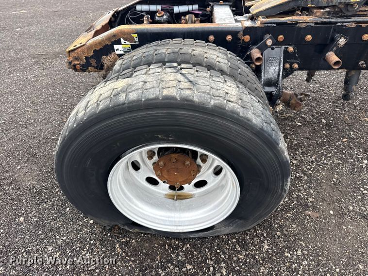 image for item EG8942 2003 Peterbilt 385 semi truck