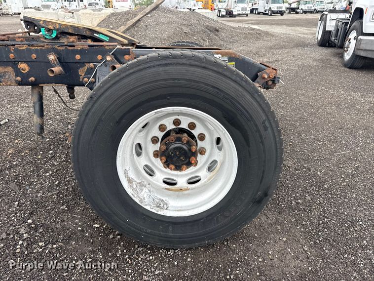 image for item EG8942 2003 Peterbilt 385 semi truck