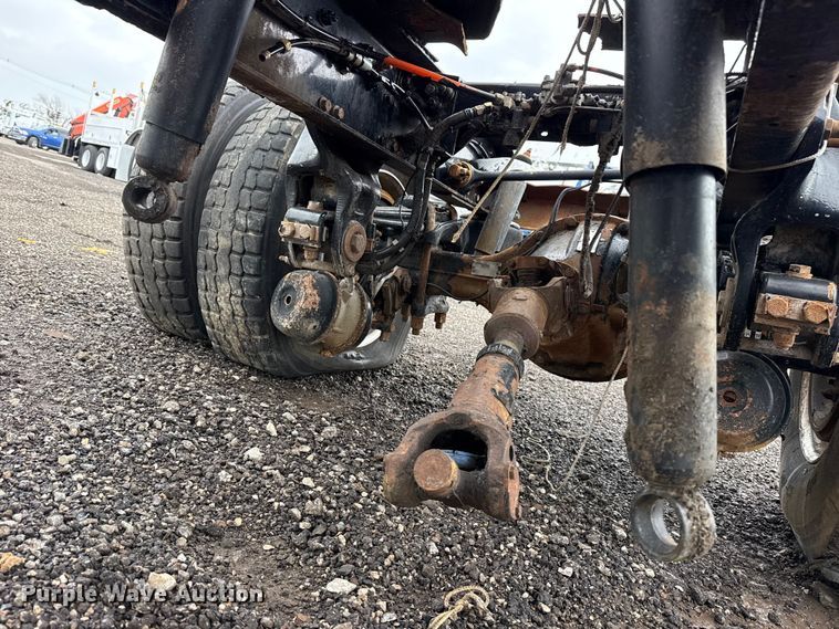 image for item EG8942 2003 Peterbilt 385 semi truck