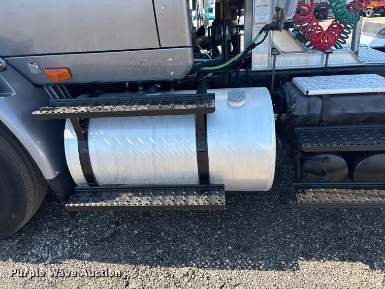 image for item EG8948 2008 International TranStar 8600 semi truck