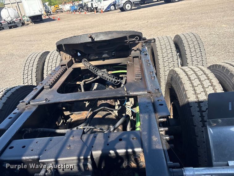 image for item EG8948 2008 International TranStar 8600 semi truck