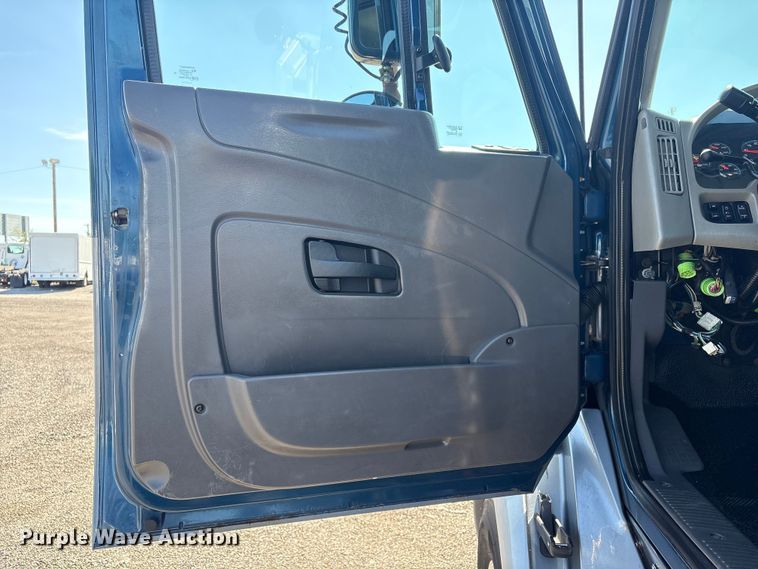 image for item EG8948 2008 International TranStar 8600 semi truck