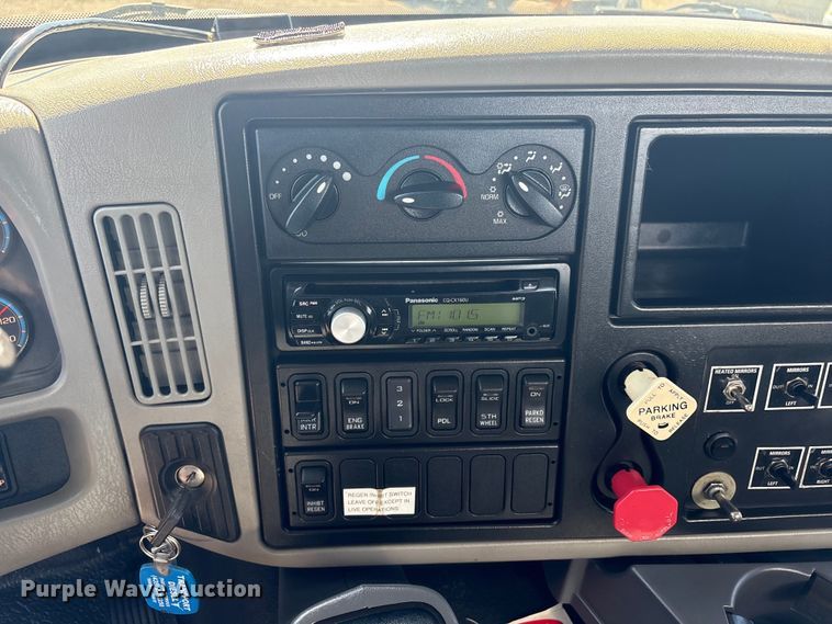 image for item EG8948 2008 International TranStar 8600 semi truck