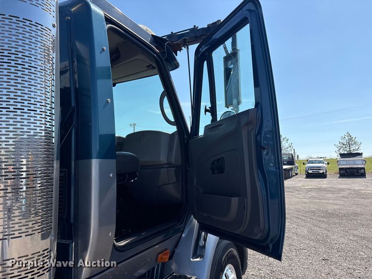 image for item EG8948 2008 International TranStar 8600 semi truck