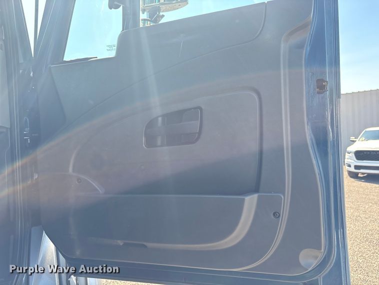 image for item EG8948 2008 International TranStar 8600 semi truck