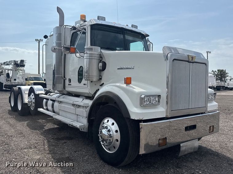 image for item EG8997 2012 Western Star 4900 semi truck
