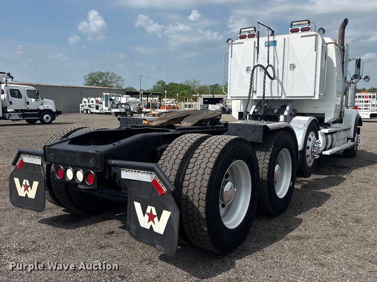image for item EG8997 2012 Western Star 4900 semi truck