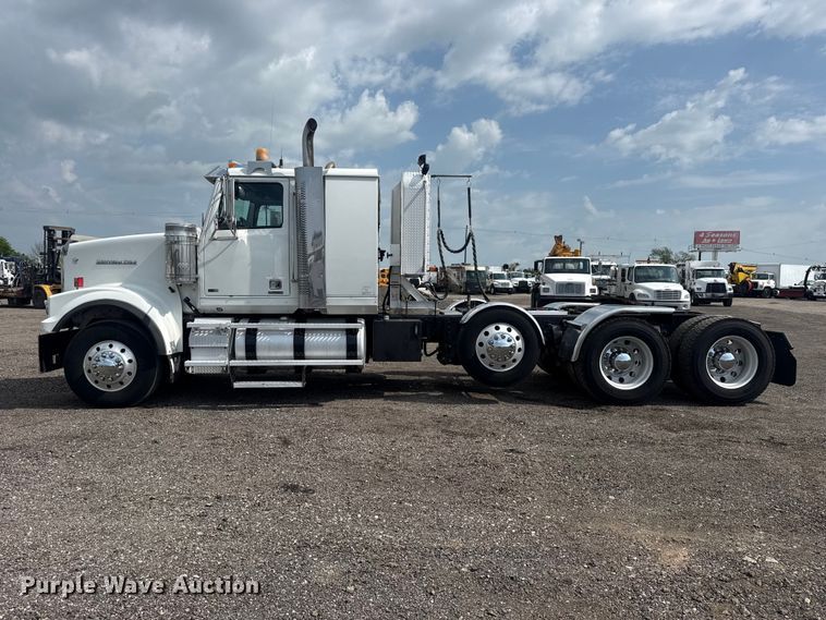 image for item EG8997 2012 Western Star 4900 semi truck