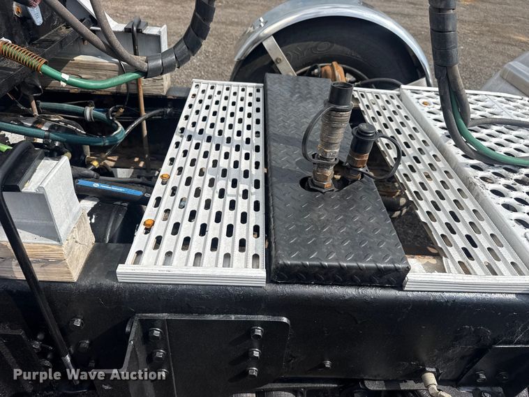 image for item EG8997 2012 Western Star 4900 semi truck