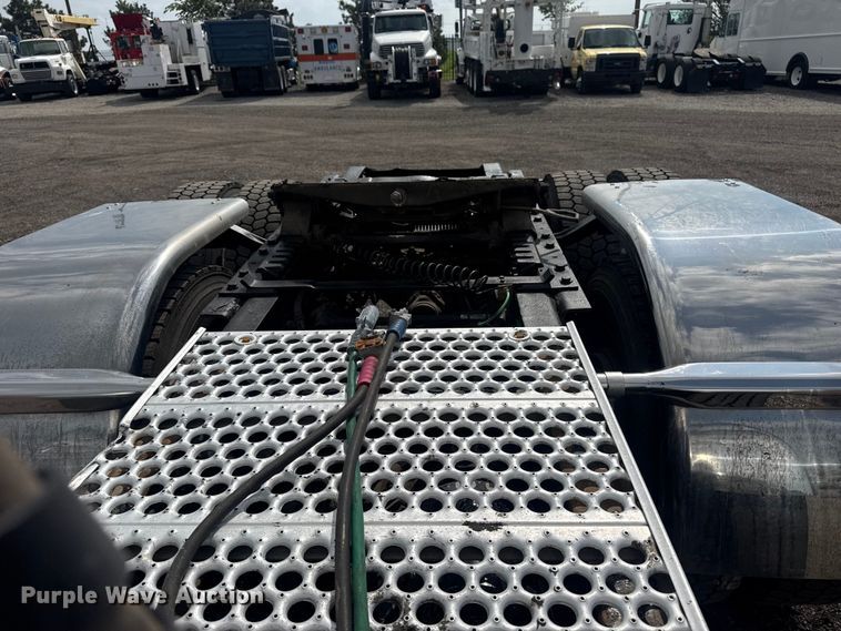 image for item EG8997 2012 Western Star 4900 semi truck