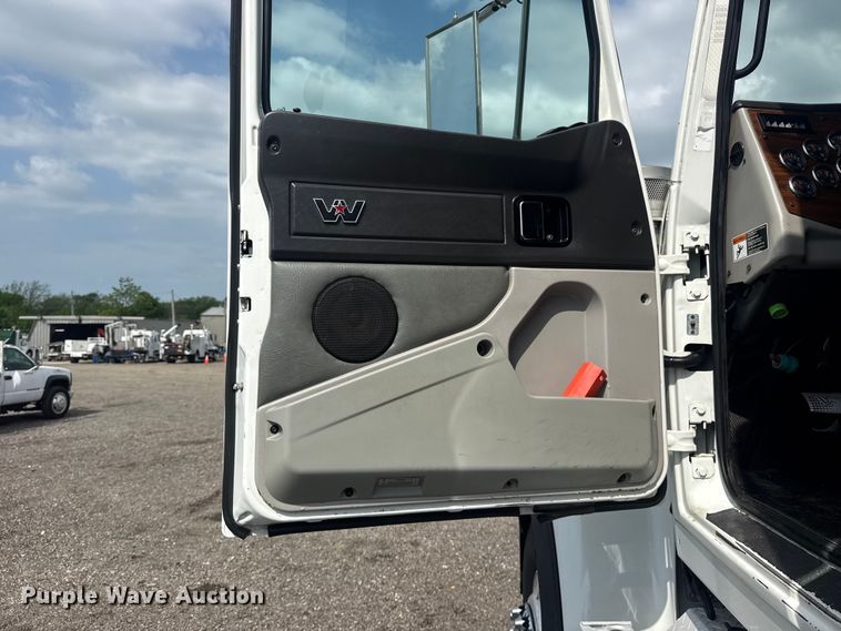image for item EG8997 2012 Western Star 4900 semi truck