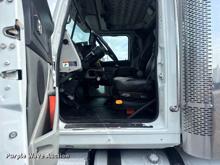 image for item EG8997 2012 Western Star 4900 semi truck