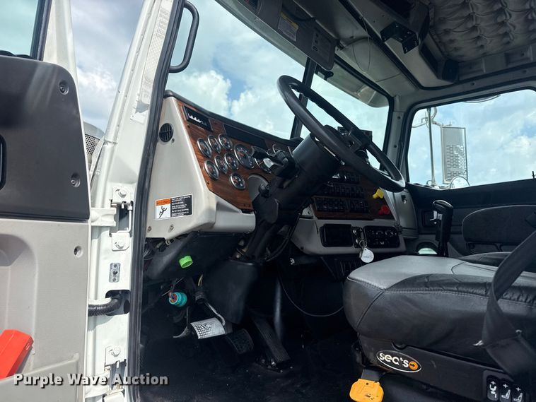 image for item EG8997 2012 Western Star 4900 semi truck