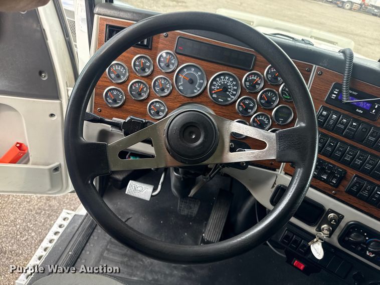 image for item EG8997 2012 Western Star 4900 semi truck