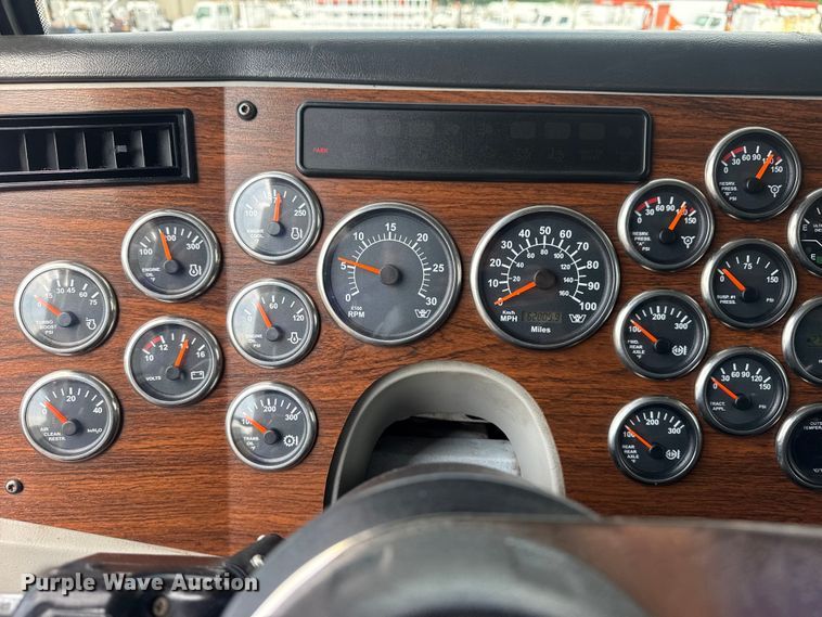 image for item EG8997 2012 Western Star 4900 semi truck