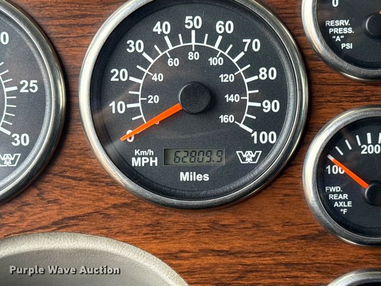 image for item EG8997 2012 Western Star 4900 semi truck