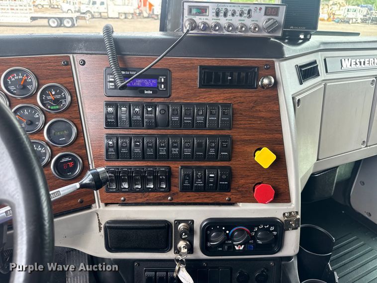 image for item EG8997 2012 Western Star 4900 semi truck
