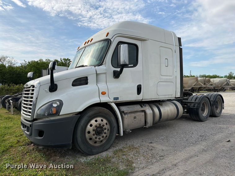 image for item EL0109 2016 Freightliner Cascadia semi truck