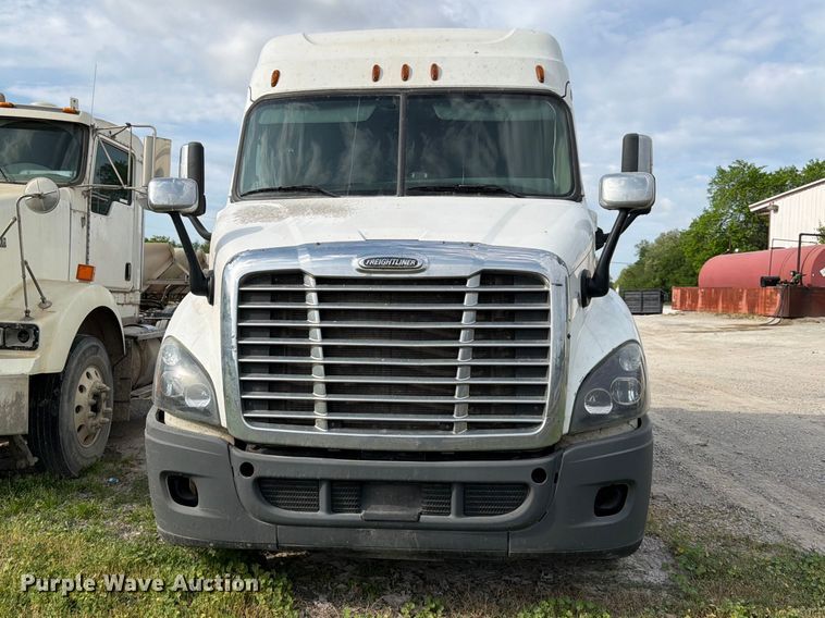 image for item EL0109 2016 Freightliner Cascadia semi truck