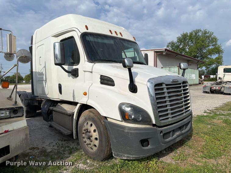 image for item EL0109 2016 Freightliner Cascadia semi truck
