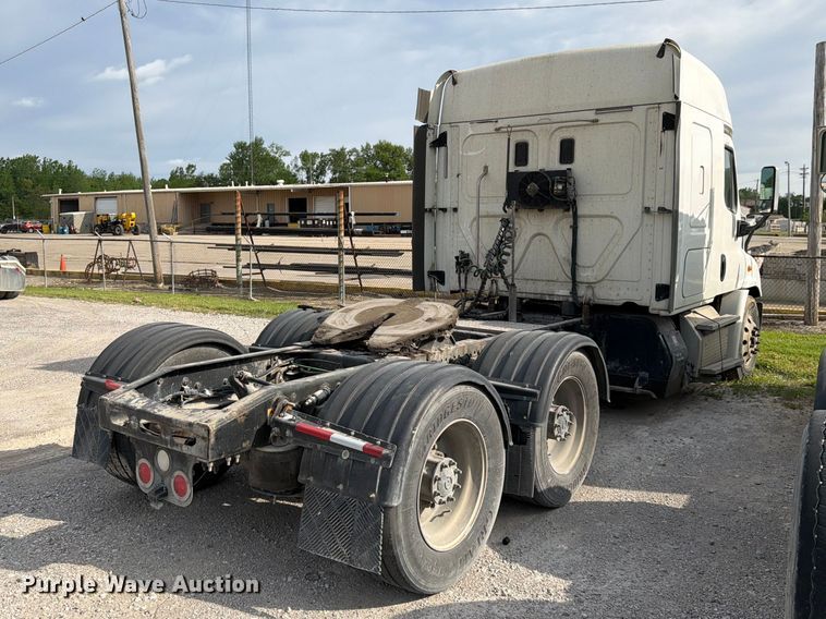 image for item EL0109 2016 Freightliner Cascadia semi truck