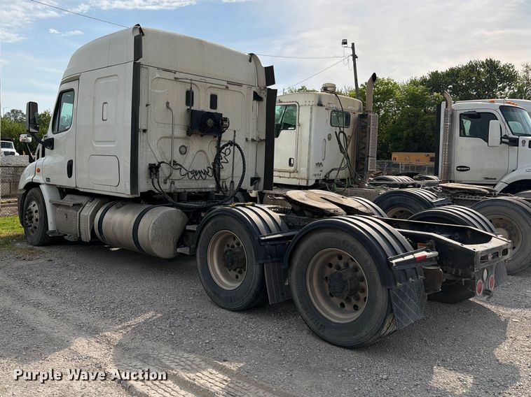 image for item EL0109 2016 Freightliner Cascadia semi truck