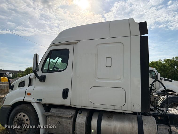 image for item EL0109 2016 Freightliner Cascadia semi truck