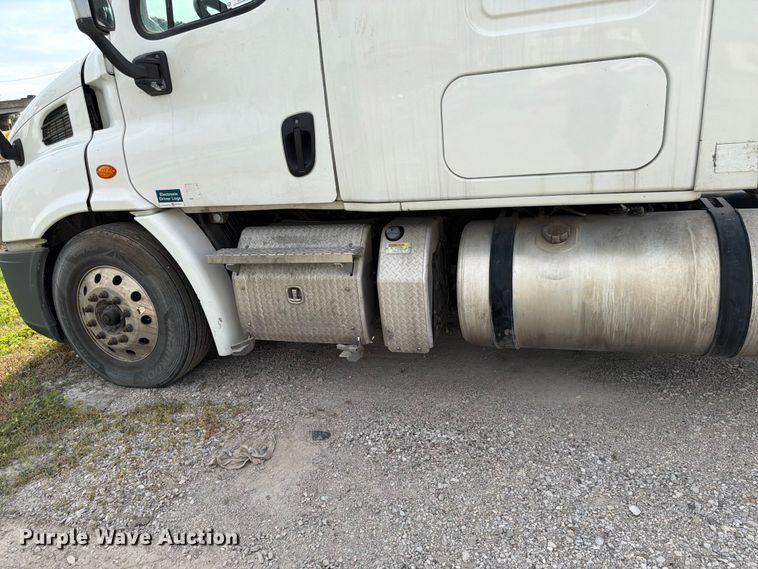 image for item EL0109 2016 Freightliner Cascadia semi truck