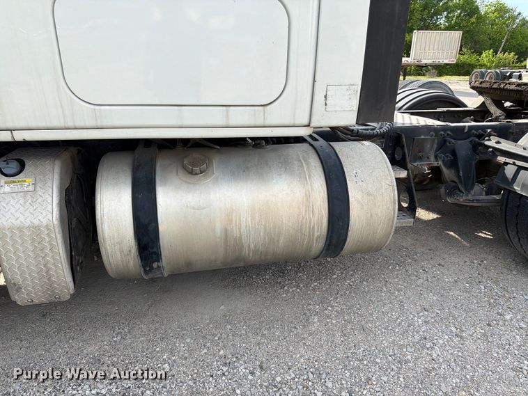 image for item EL0109 2016 Freightliner Cascadia semi truck