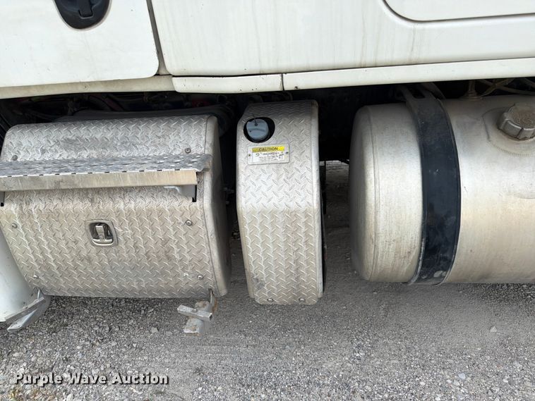 image for item EL0109 2016 Freightliner Cascadia semi truck