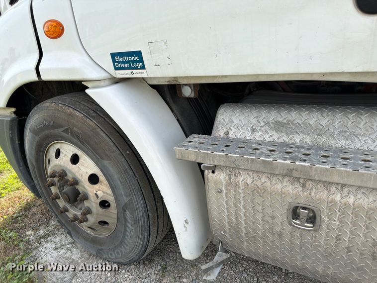 image for item EL0109 2016 Freightliner Cascadia semi truck