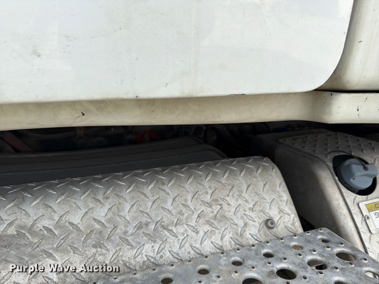 image for item EL0109 2016 Freightliner Cascadia semi truck