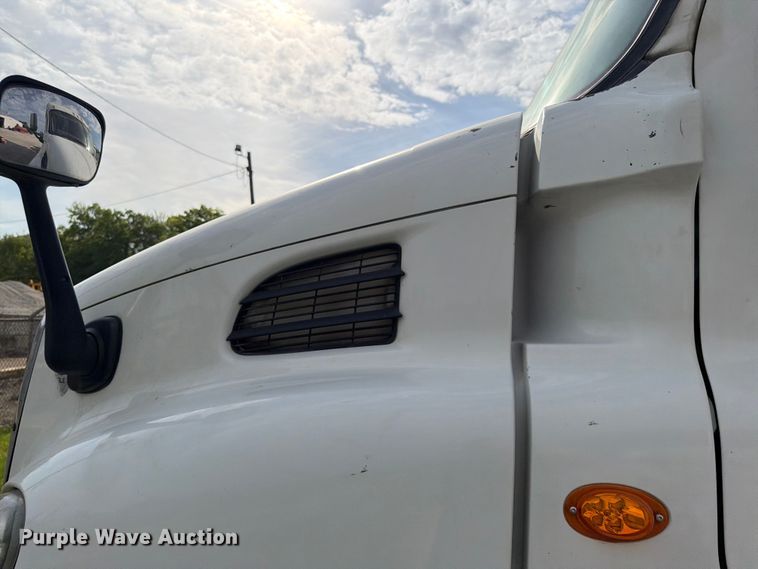 image for item EL0109 2016 Freightliner Cascadia semi truck