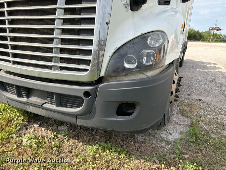 image for item EL0109 2016 Freightliner Cascadia semi truck