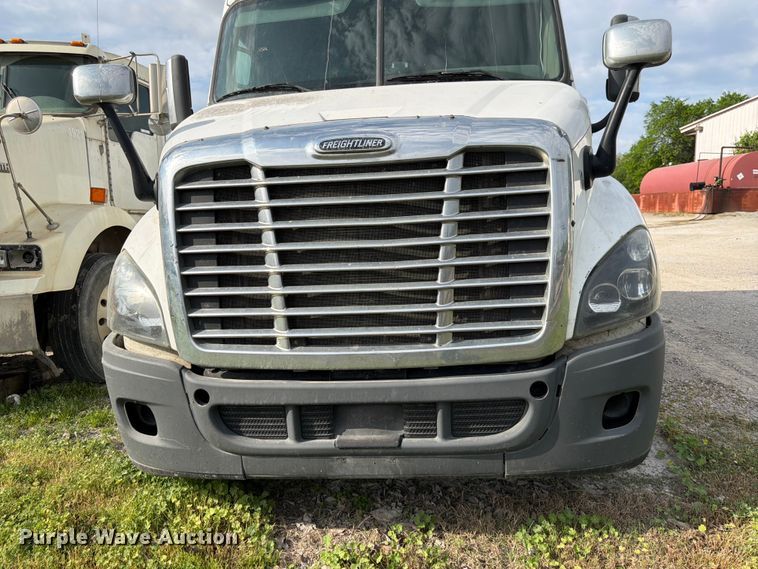 image for item EL0109 2016 Freightliner Cascadia semi truck