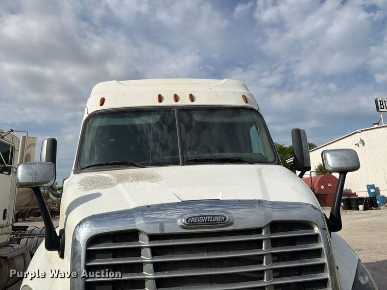 image for item EL0109 2016 Freightliner Cascadia semi truck