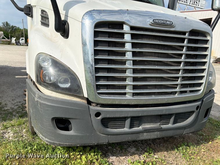 image for item EL0109 2016 Freightliner Cascadia semi truck