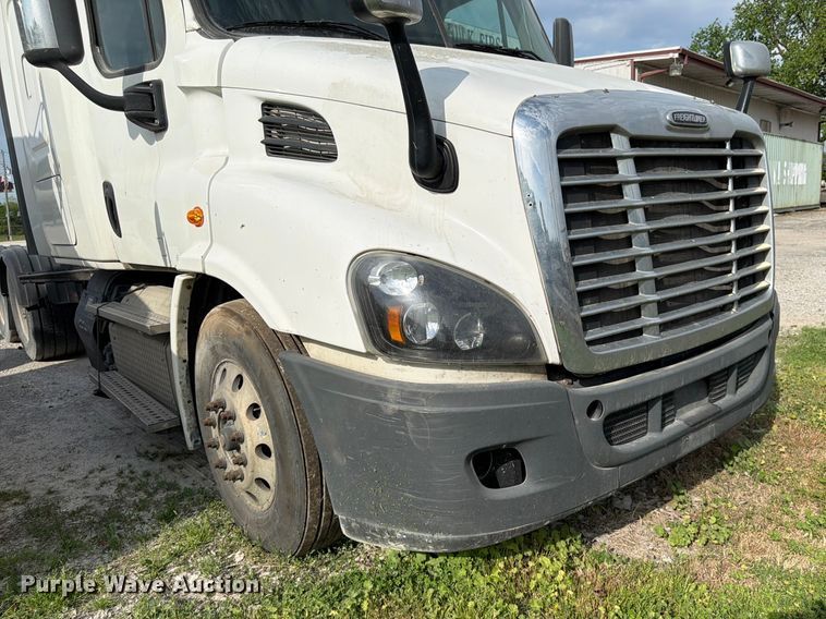 image for item EL0109 2016 Freightliner Cascadia semi truck