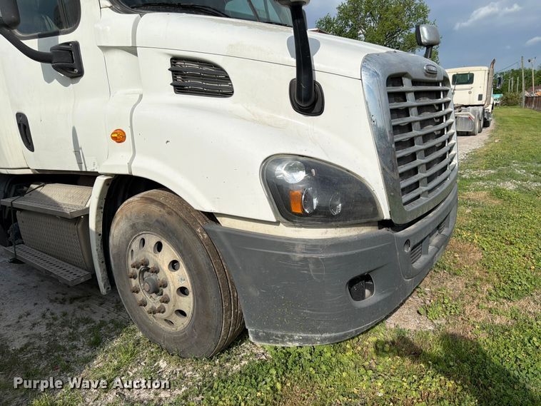 image for item EL0109 2016 Freightliner Cascadia semi truck