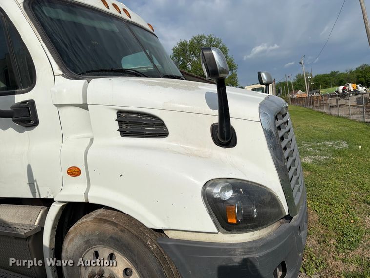 image for item EL0109 2016 Freightliner Cascadia semi truck