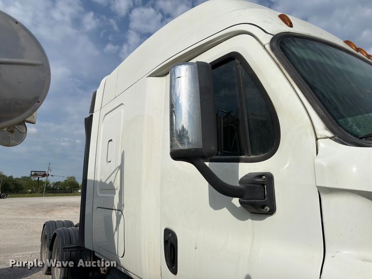 image for item EL0109 2016 Freightliner Cascadia semi truck