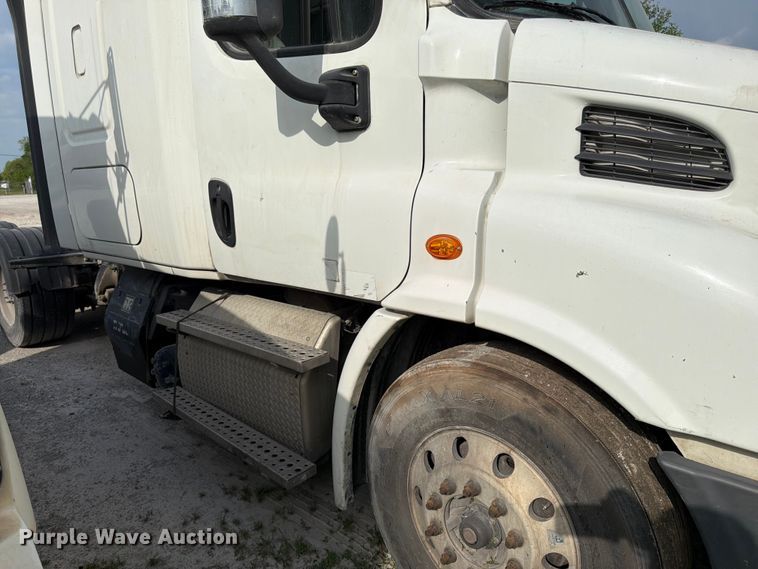 image for item EL0109 2016 Freightliner Cascadia semi truck