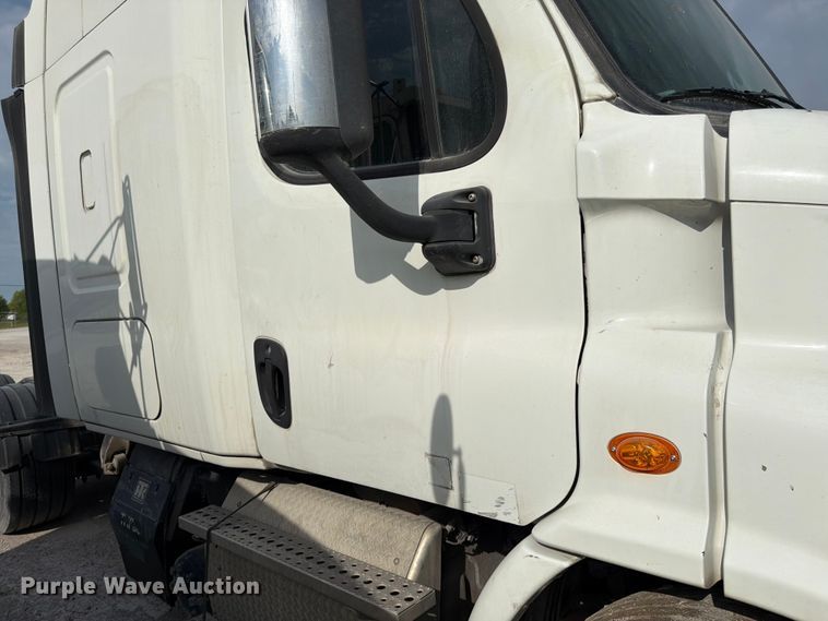 image for item EL0109 2016 Freightliner Cascadia semi truck