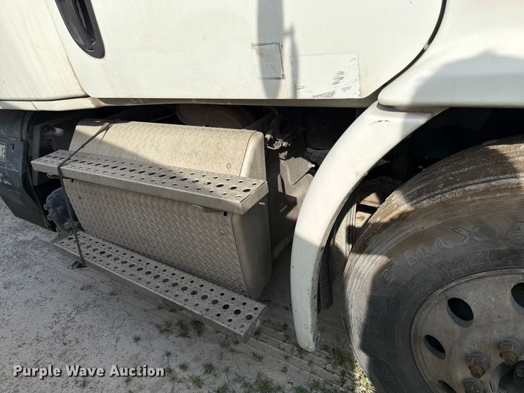 image for item EL0109 2016 Freightliner Cascadia semi truck