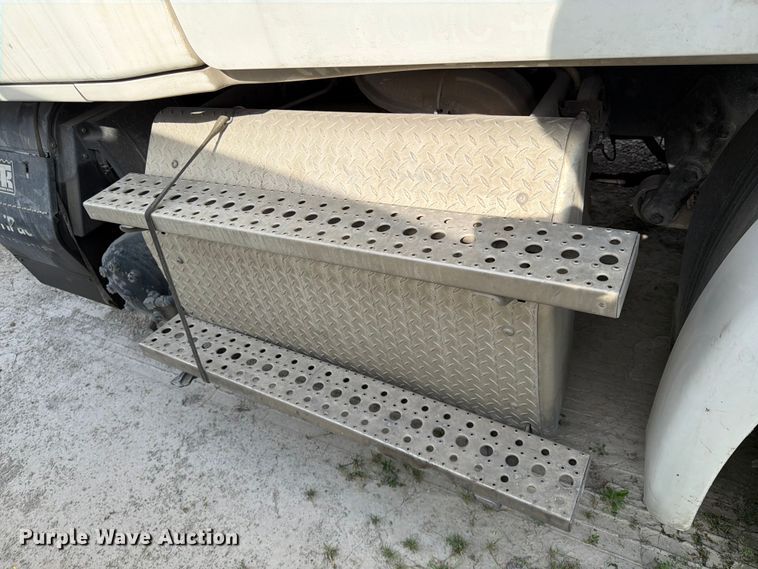 image for item EL0109 2016 Freightliner Cascadia semi truck