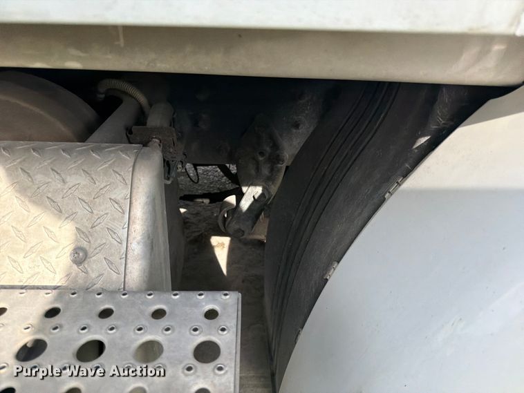 image for item EL0109 2016 Freightliner Cascadia semi truck