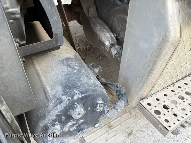 image for item EL0109 2016 Freightliner Cascadia semi truck