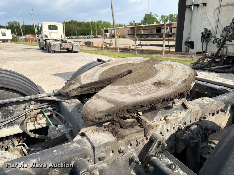 image for item EL0109 2016 Freightliner Cascadia semi truck