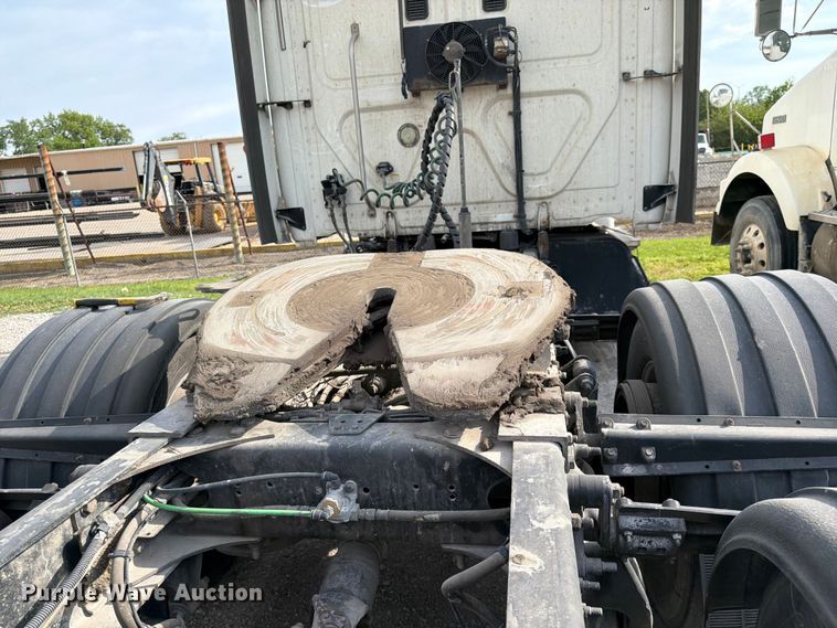 image for item EL0109 2016 Freightliner Cascadia semi truck